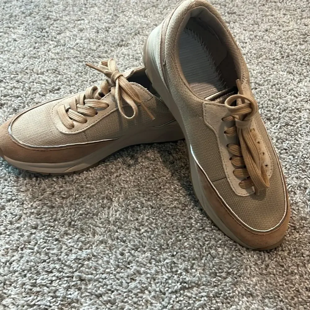 New Naturalizer Sarina beige tennis shoes sneakers Size 5‎ Gold -insole missing.